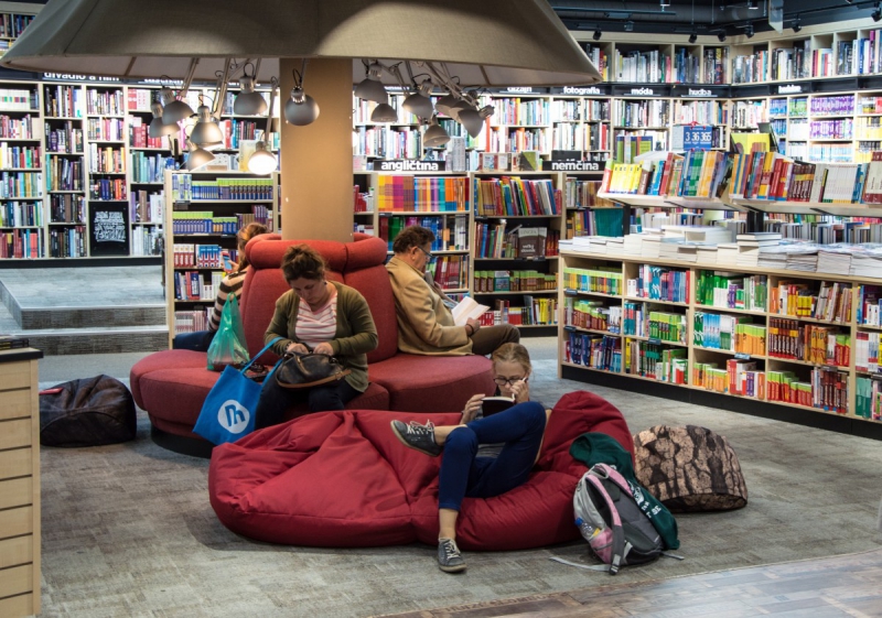 boutique-CHATEAUNEUF GRASSE-min_books_bookstore_book_reader_readers_reading_shop_sale_books-849006