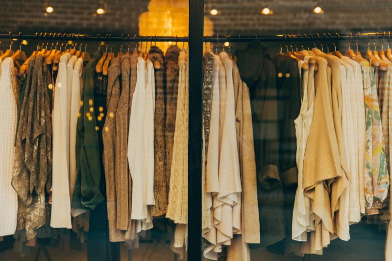 boutique-CHATEAUNEUF GRASSE-min_clothe_fashion_store_shop_window_store_front-21277