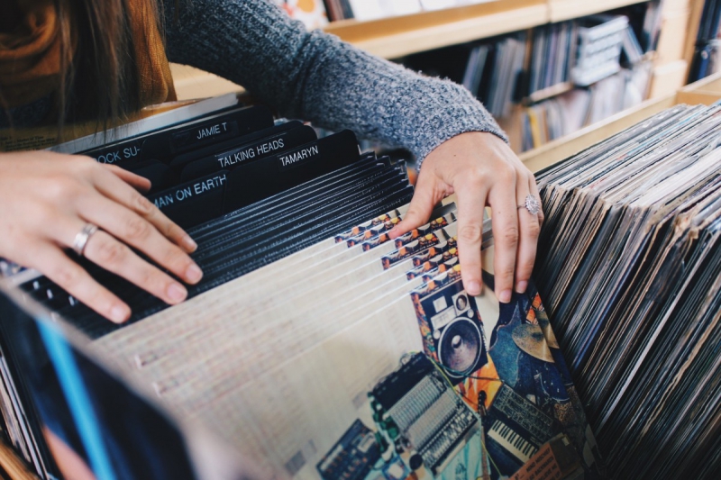 boutique-CHATEAUNEUF GRASSE-min_vinyl_records_store_shopping_retro_music_audio_album_rock-684576