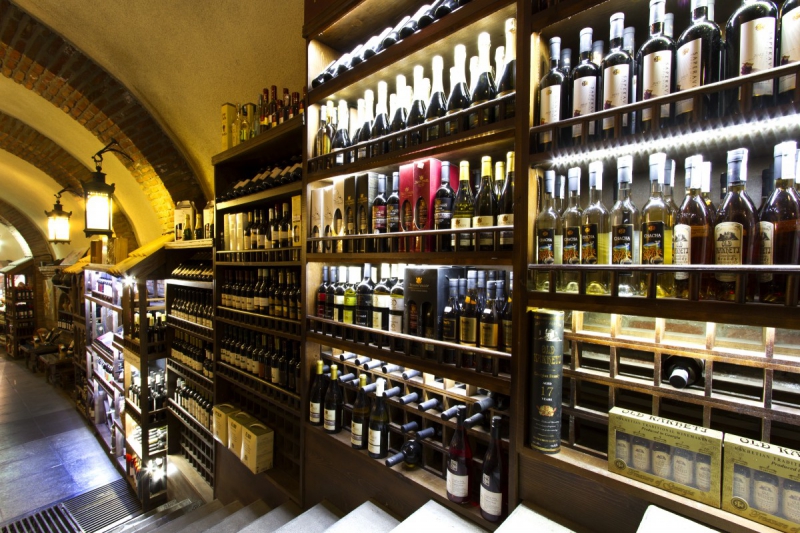 boutique-CHATEAUNEUF GRASSE-min_world_street_travel_shop_canon_georgia_wine_bottles-429767